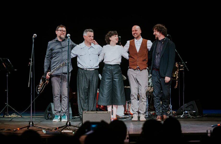 Maja Posavec na predstavi s kolegama. Foto: Matej Grgić.